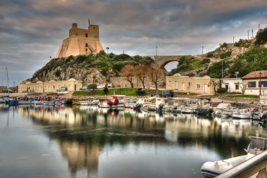 Sperlonga İtalyan eski balıkçı köyü Limanı