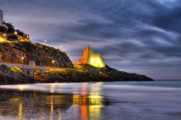 Sperlonga italiano pueblo de pescadores vista desde la playa en Sunris — Foto de Stock