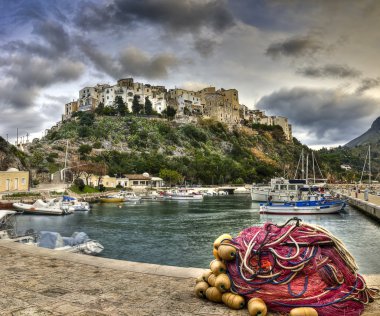 Sperlonga İtalyan eski balıkçı köyü Limanı