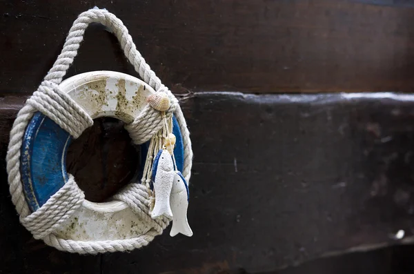 Decoración náutica en la puerta de madera de una casa en el pueblo — Foto de Stock