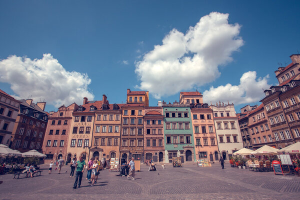 Староместская рыночная площадь с красочными домами и открытыми кафе в Варшаве, Польша
