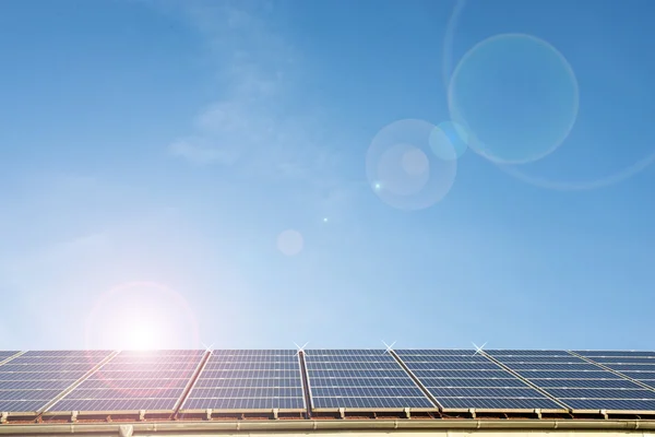 Painel solar com céu azul — Fotografia de Stock