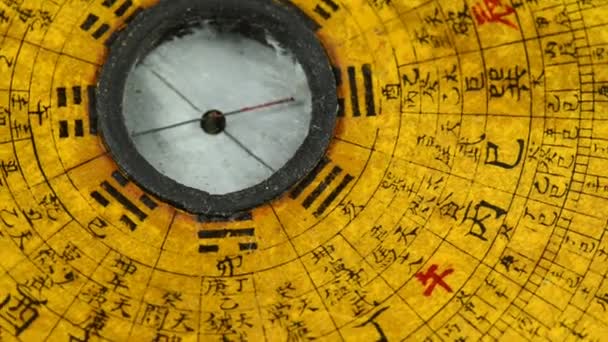 Πυξίδα του Φενγκ Σούι στο τραπέζι μια σειρά — Αρχείο Βίντεο
