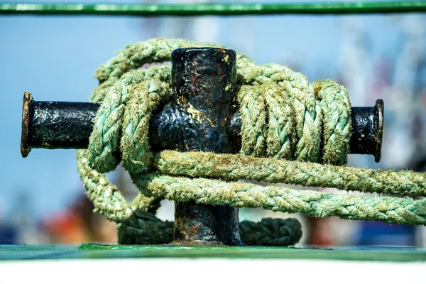 Cleat with mooring line of a trawler — Stock Photo, Image