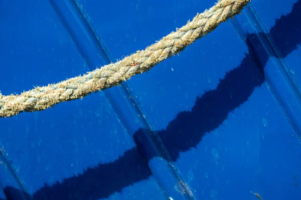Mooring line of a trawler — Stock Photo, Image