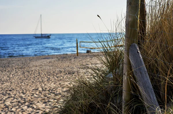 Veleiro ancorado numa praia no Mar Báltico — Fotografia de Stock