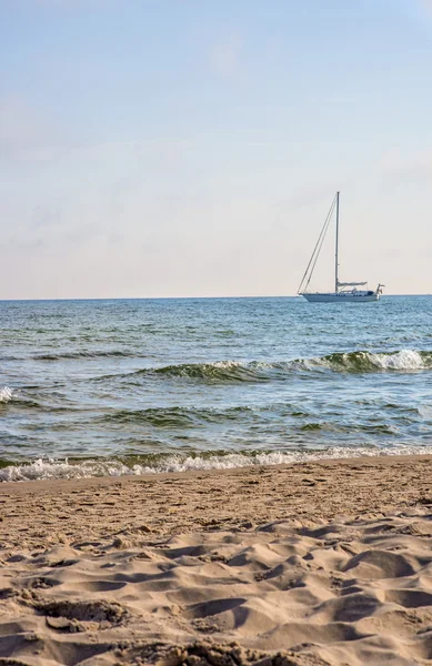 バルト海のビーチに停泊するヨット — ストック写真