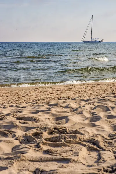 Plachetnice ukotvené na pláži v Baltském moři — Stock fotografie