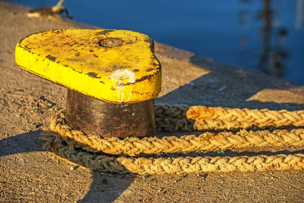 Poller mit Festmacherleine — Stockfoto