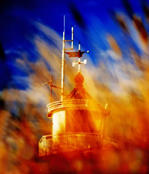 Faro viejo en iluminación dorada de la noche — Foto de Stock