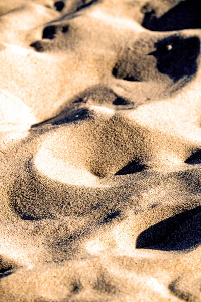 Areia de uma praia com ondas — Fotografia de Stock