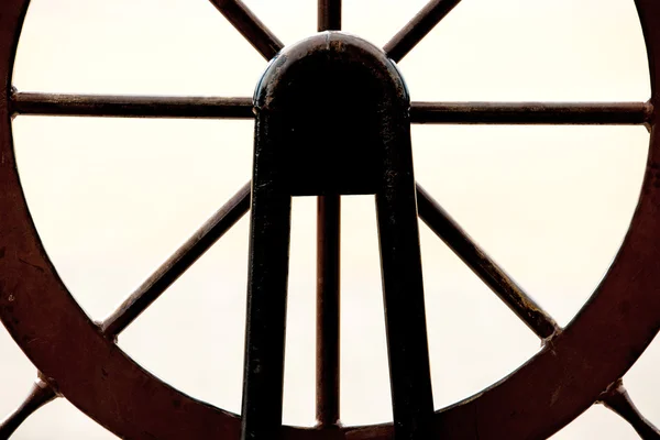 Vieja rueda de un velero en un puerto — Foto de Stock