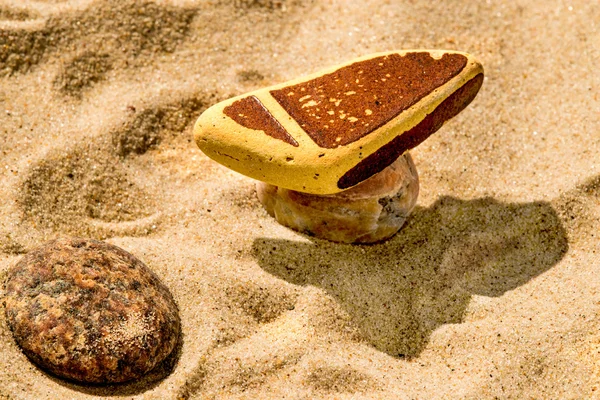 Zen stone op een strand — Stockfoto