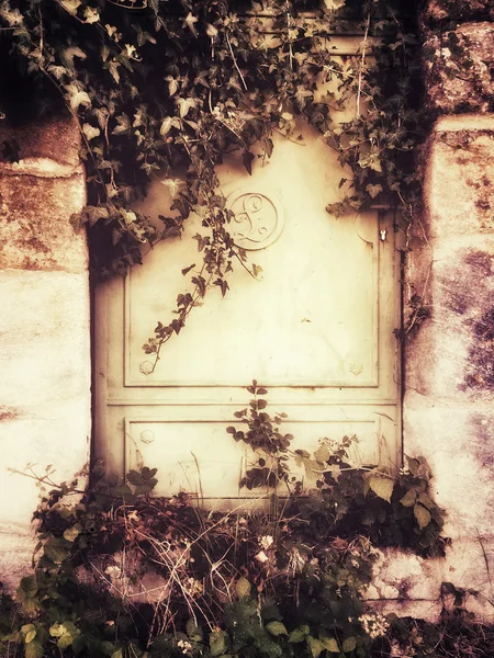 Vieja puerta en una pared de la abadía — Foto de Stock