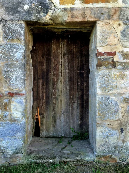 Gammel port i en klostermur – stockfoto