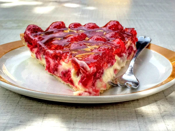 Raspberry cake op een plaat — Stockfoto
