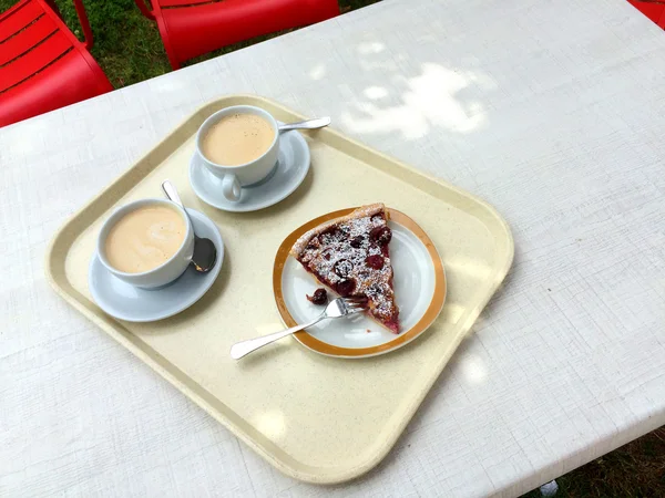 Bahçe Bitkileri Cafe Au Lait ve vişneli tart ile Fransız — Stok fotoğraf