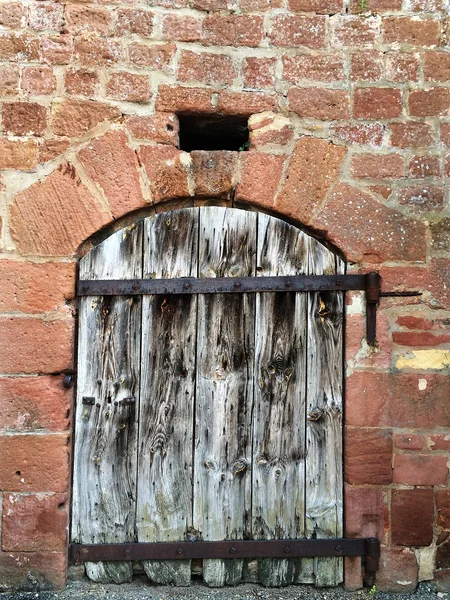 Parete medievale con porta in legno — Foto Stock