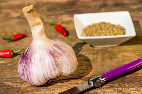 Fresh, French, red garlic — Stock Photo, Image