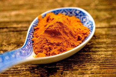 üzerine bir kaşık toz zerdeçal