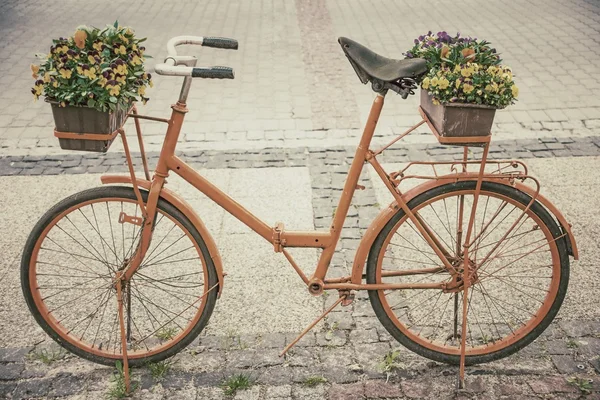 Vélo avec des fleurs dans un style rétro — Photo