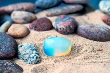 Opal, yapay bir plajda