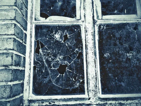 Vecchia finestra di una fabbrica con vetro rotto in stile retrò — Foto Stock