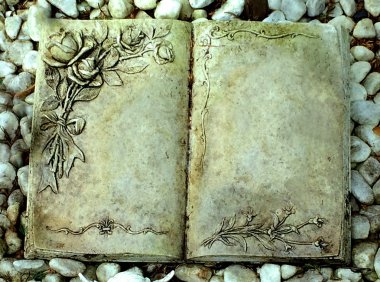 Gül ile kitap formunda mezar taşı