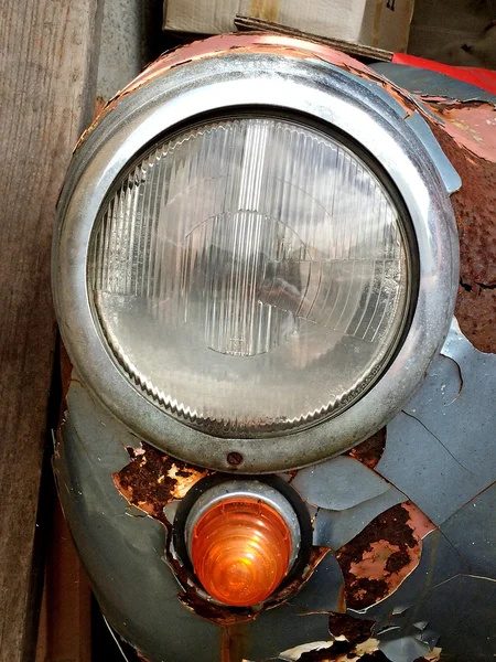 bir yaşlı adam eski paslı açık ışığı