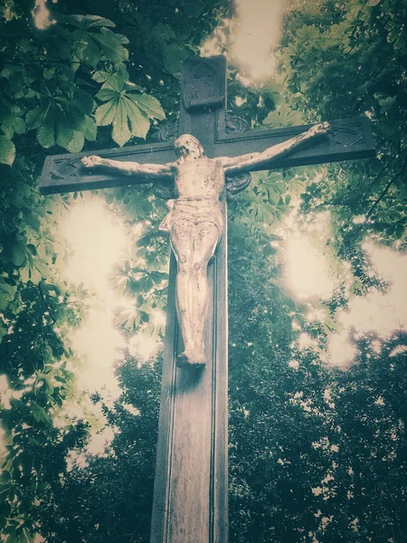 Krzyż w lesie w stylu retro — Zdjęcie stockowe
