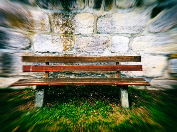 レトロなビューで公園のベンチで古い修道院の壁 — ストック写真