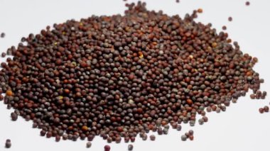 Hardal tohumları, sehpanın üzerinde kahverengi tohumlar.