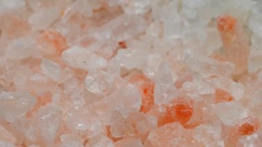 Himalaya tuzu çevirme masasında