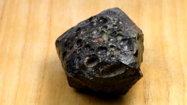 Lava Piedra Negra Sobre Una Mesa Giratoria — Vídeos de Stock