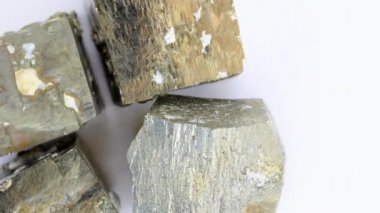 Dönen masada Pyrite taşları