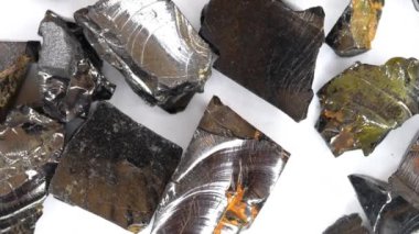 Shungite, sehpadaki gizemli Karelian taşlarına yaklaş.