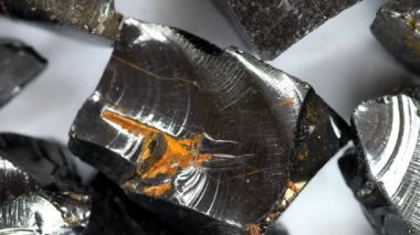 Shungite, sehpadaki gizemli Karelian taşlarına yaklaş.