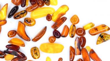 Amber, küçük parçalar sehpanın üzerinde.