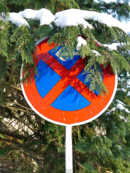 Znak Zatrzymania Ruchu Drzewa Pokrywą Śnieżną — Zdjęcie stockowe