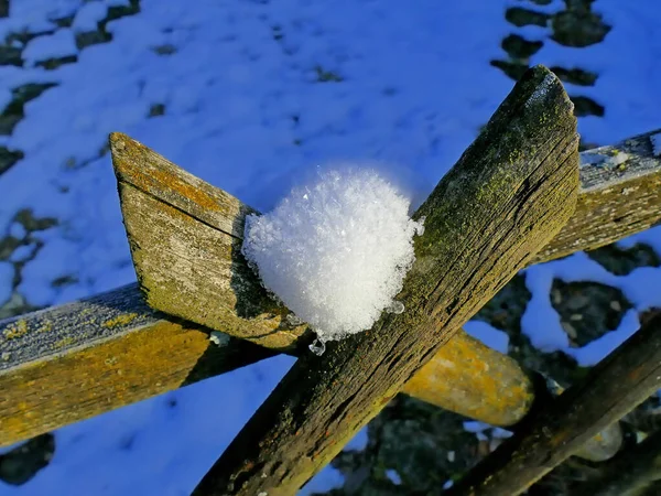 木製の柵の上の雪の帽子 — ストック写真