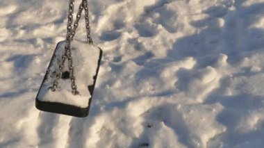 Kar şapkasıyla yavaşça kayaları salla