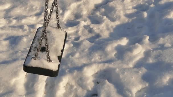 Balançar Rochas Suavemente Com Boné Neve — Vídeo de Stock