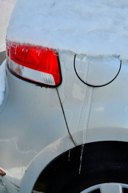 Araba tamponunda buz saçakları.