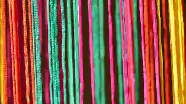 塗装されたカラフルなリボンの風鈴 — ストック動画