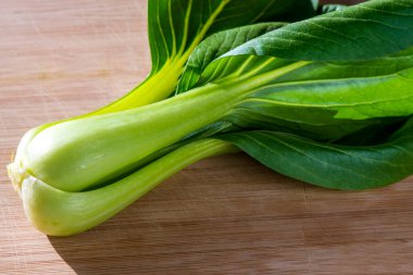 Pak choi, kalas üzerinde Çin sebzesi.