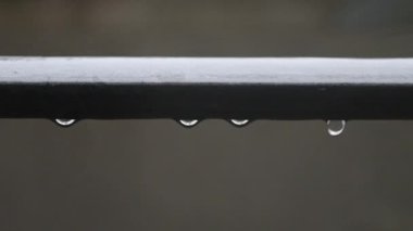 Balkon korkuluklarından düşen yağmur damlaları