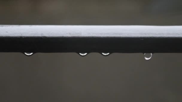 Krople Deszczu Spadające Balustrady Balkonowej — Wideo stockowe