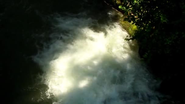 ドイツの川の堰の滝 — ストック動画