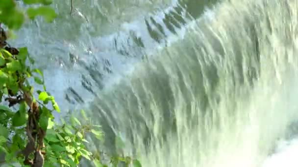 Waterval Bij Een Stuwmeer Van Fils Duitsland — Stockvideo