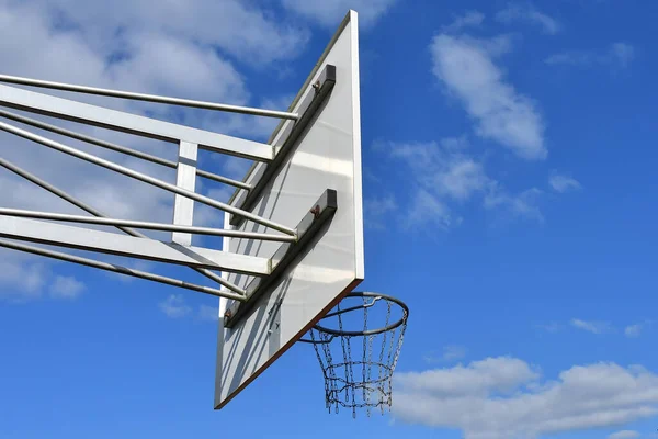 Basketbal Obránci Obruč Poli Modrou Oblohou — Stock fotografie